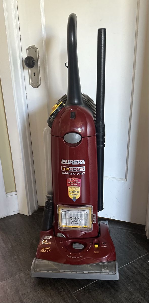 Eureka Upright Vacuum - excellent condition 