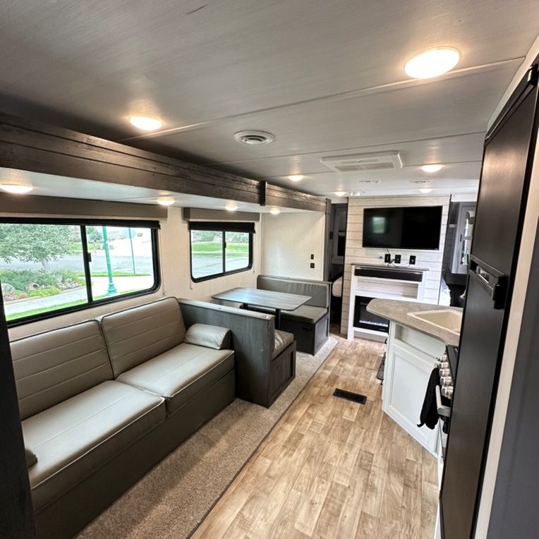 2022 Keystone Hideout 26BHWE Travel Trailer - 30ft, 1 Slide Out, AC, Awning