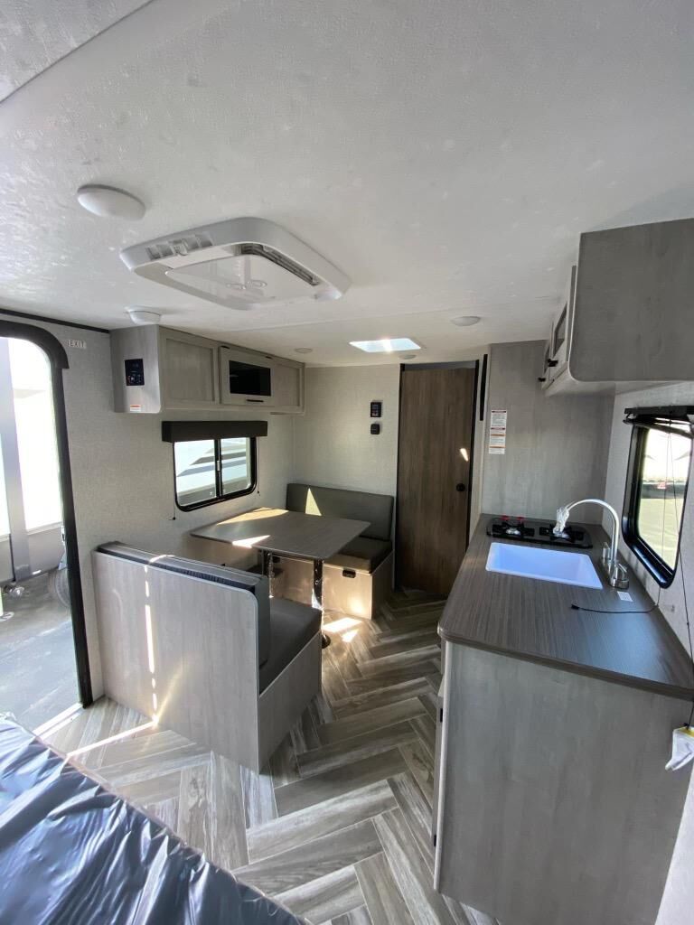 New 2025 CrossRoads RV Zinger Lite Travel Trailer- Lightweight, Rear Bath, Easy Tow (18RB)