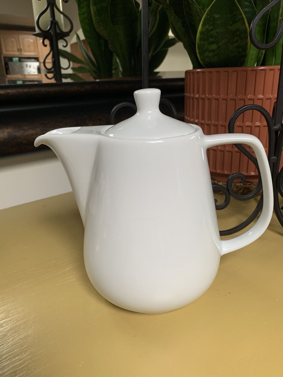 White Porcelain No Drip Spout Tea/Coffee Pot