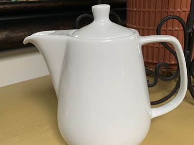 White Porcelain No Drip Spout Tea/Coffee Pot