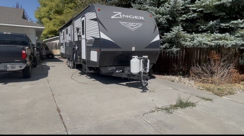 2019 Zinger 32-6 Camper Trailer W/ Powered Lift