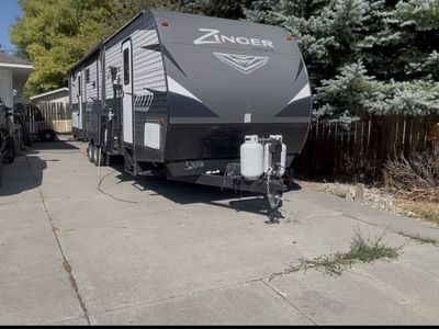 2019 Zinger 32-6 Camper Trailer W/ Powered Lift