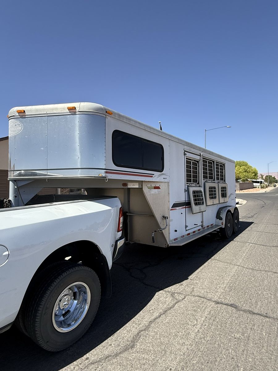 Sundowner horse trailer