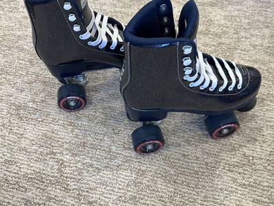 Roller Skates, women’s size 6