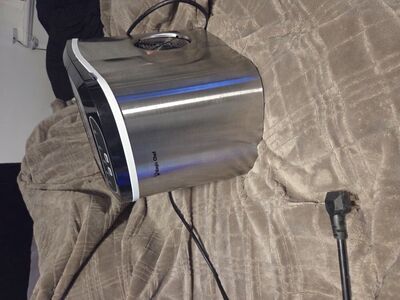 Ice maker, new