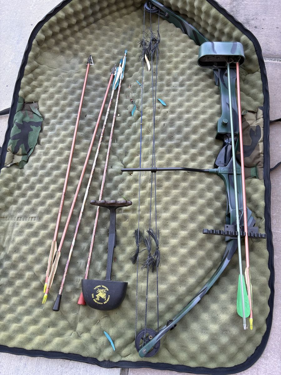 Hoyt/Easton Compound Bow Set with Kwikee Kwiver & Arrows - Camo Hunting Archery
