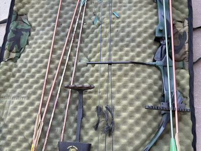 Hoyt/Easton Compound Bow Set with Kwikee Kwiver & Arrows - Camo Hunting Archery