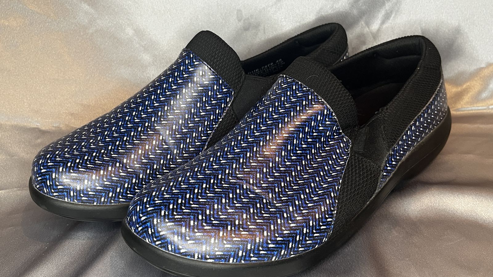 Blue Hounds Tooth pattern Alegria Ladies size 9 shoes.