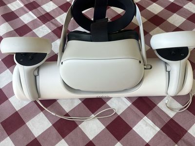 Oculus Quest 2 VR Headset with Controllers & Anker Charging Dock
