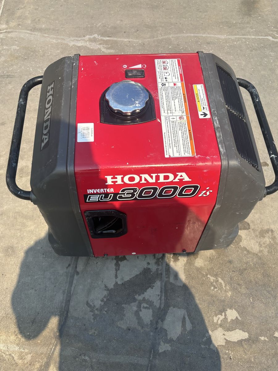 Honda EU3000is Inverter Generator - 3000W Portable Power, Quiet Operation, RV Ready