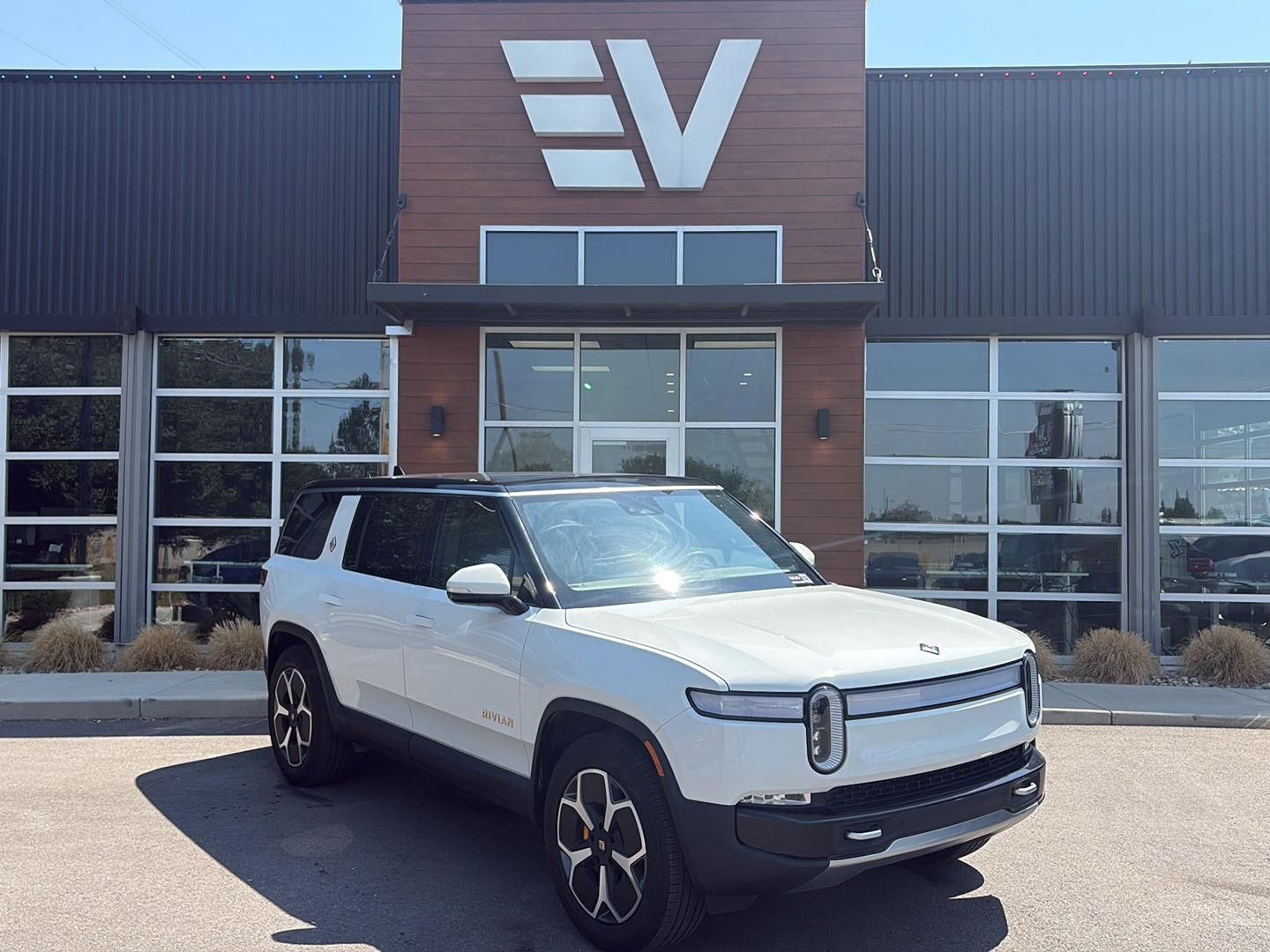 2024 Rivian R1S Adventure
