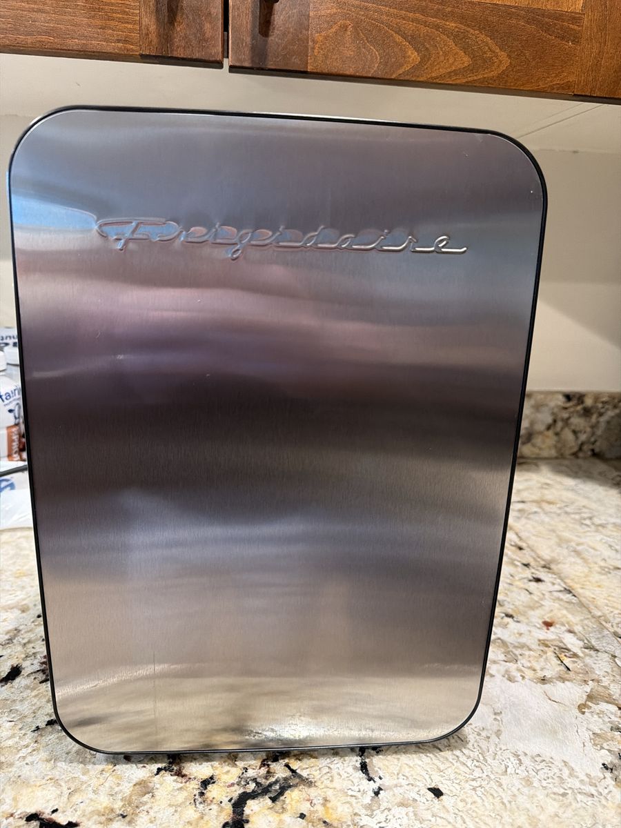 Frigidaire mini retro fridge