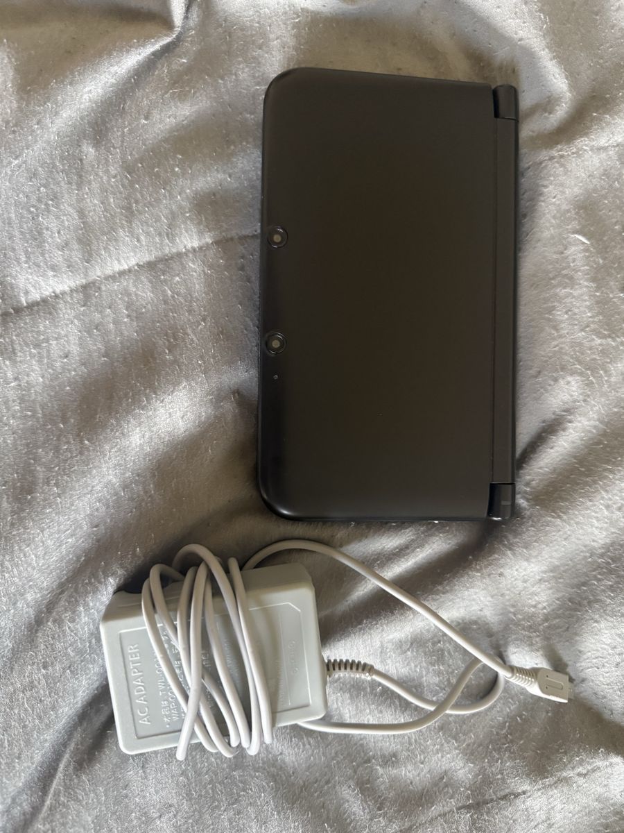 Nintendo 3DS XL Black Handheld Console with Charger - Good Condition (tested/working)