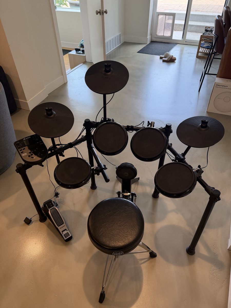Alesis Nitro Electric Drum Kit 8 Piece w/ seat