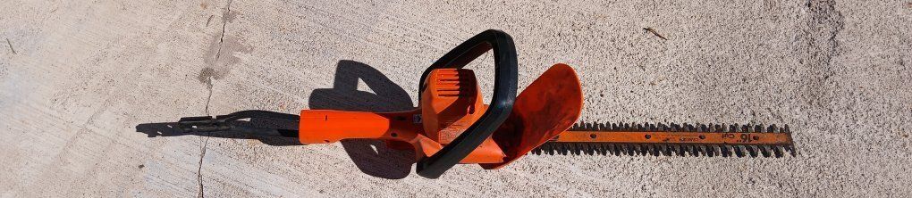 Electric hedge trimmer