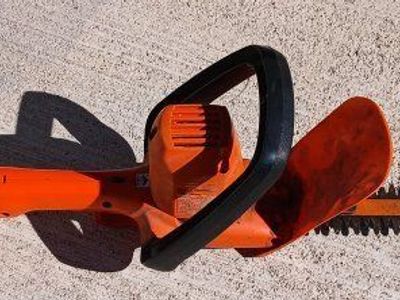 Electric hedge trimmer