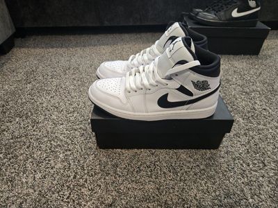 Nike Air Jordan 1 Mid White Black Sneakers Mens Size 9