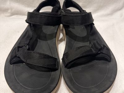 Teva women’s size 9 black sports sandals
