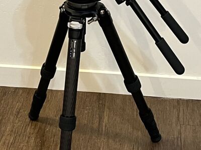 Manfrotto 516 Tripod Head with Carbon Fiber Legs