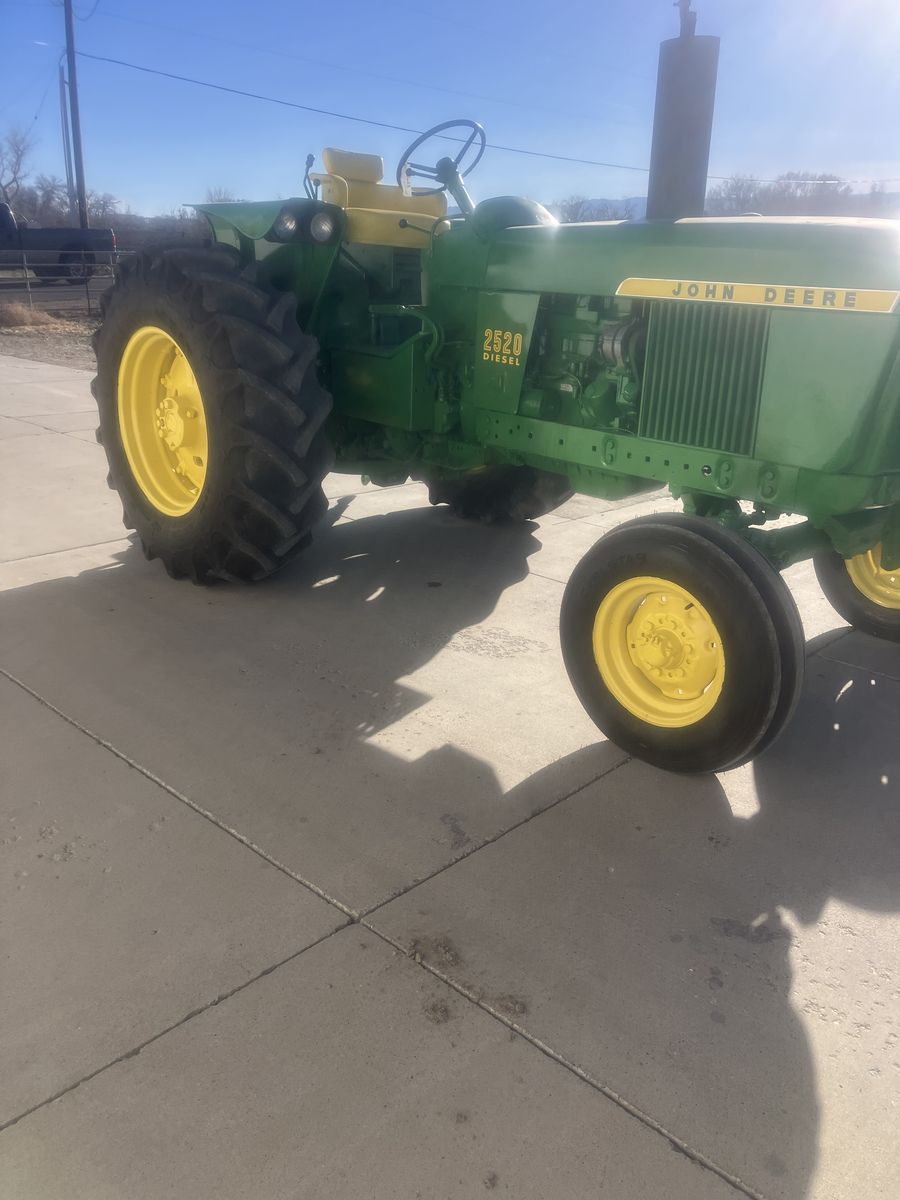 John Deere 2520
