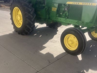 John Deere 2520