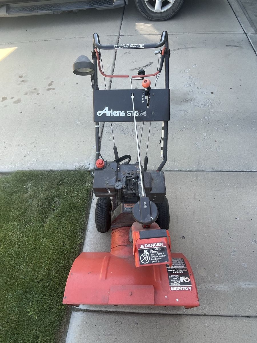 Ariens ST524 Snowblower