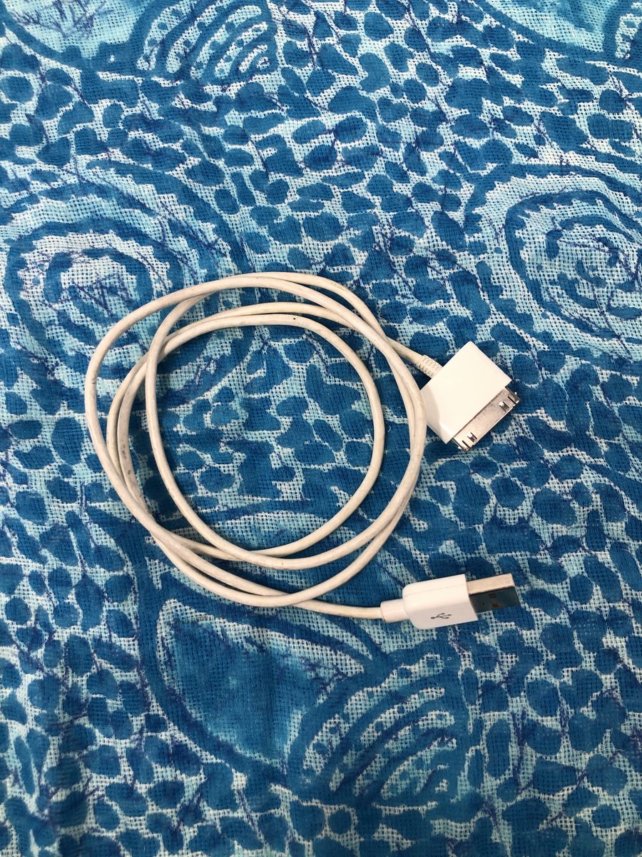 Apple iPod 4th Generation + Charger – For Parts or Repair