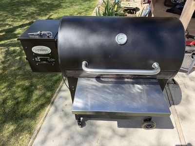 Louisiana Grills LG900 Pellet Grill & Smoker
