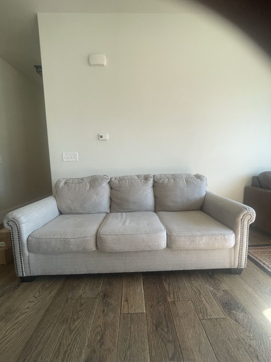 Very comfortable couch+loveseat in great Condition