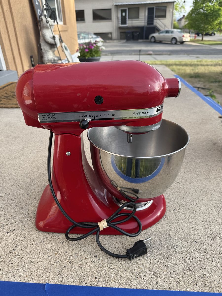 Kitchen Aid Artisan Stand mixer red 325Watts 5 Quart with 2 attachments