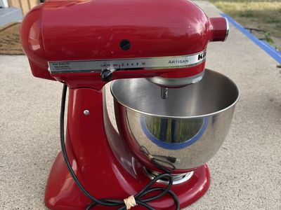 Kitchen Aid Artisan Stand mixer red 325Watts 5 Quart with 2 attachments