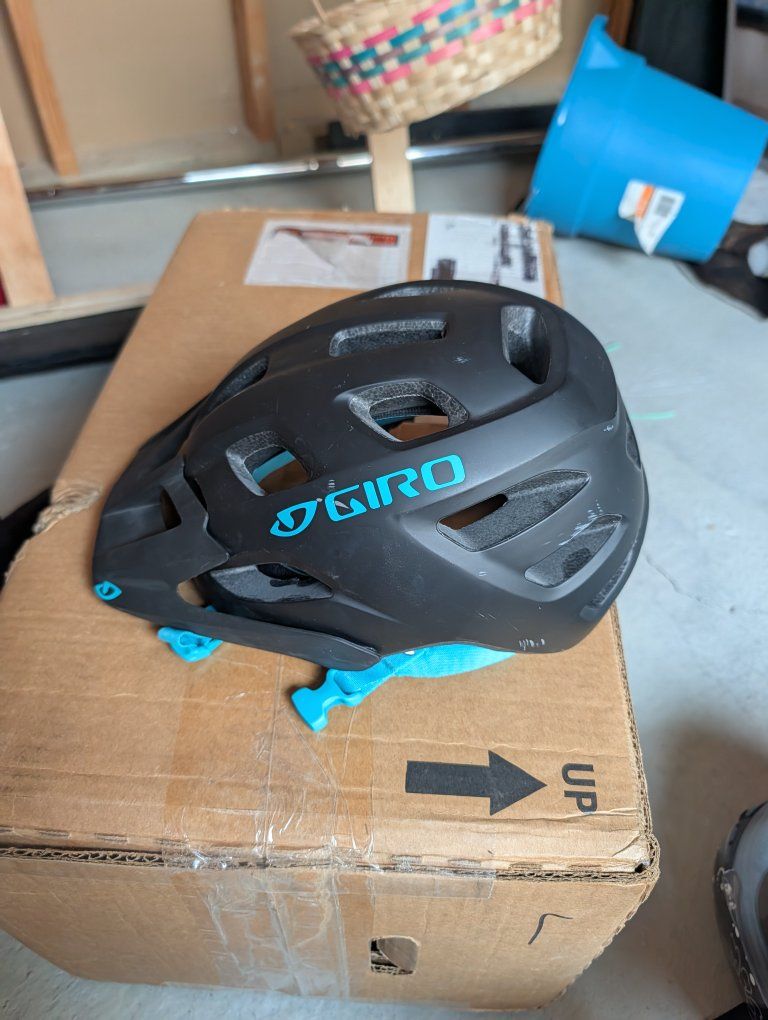 Giro VERCE GH157 Women's Mountain Bike Helmet - Black/Teal, Size Y (50-57cm)