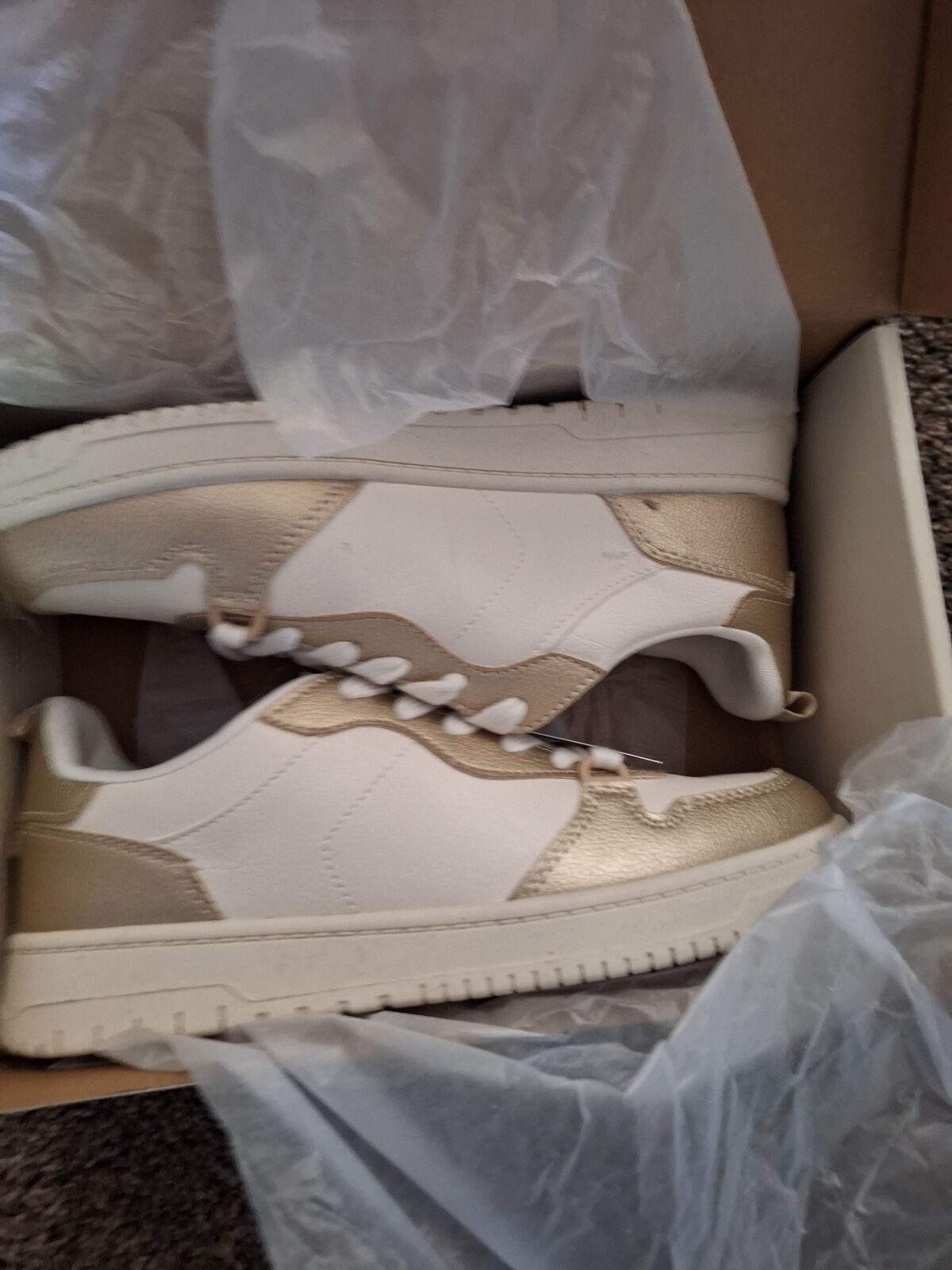 W no court sneakers memory foam size 8 new