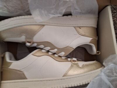 W no court sneakers memory foam size 8 new