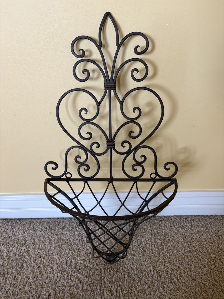 Metal hanging wall basket