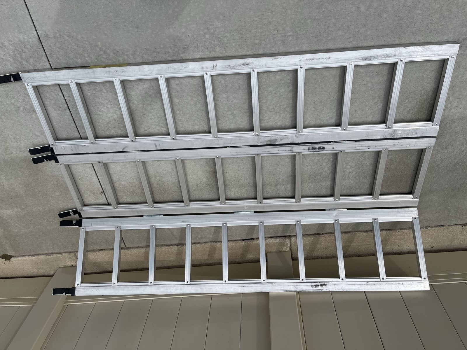Trifold aluminum loading ramp