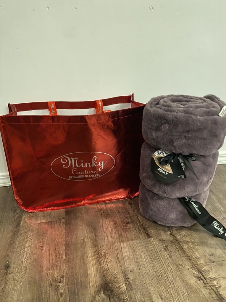 Brand New MINKY COUTOUR Blanket!!