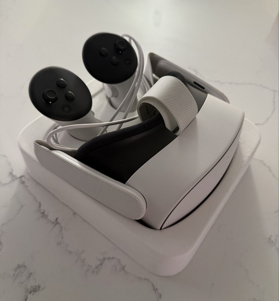 Meta Quest 2 (Oculus) VR Headset & Controllers - Excellent Condition, Charging Kit & Holder