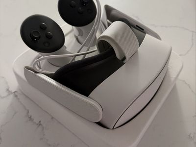 Meta Quest 2 (Oculus) VR Headset & Controllers - Excellent Condition, Charging Kit & Holder