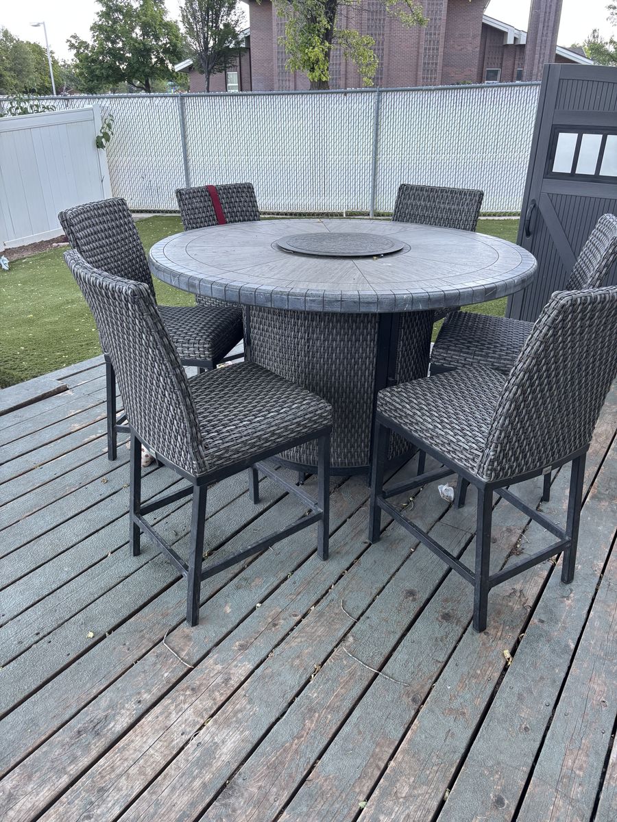 Patios table