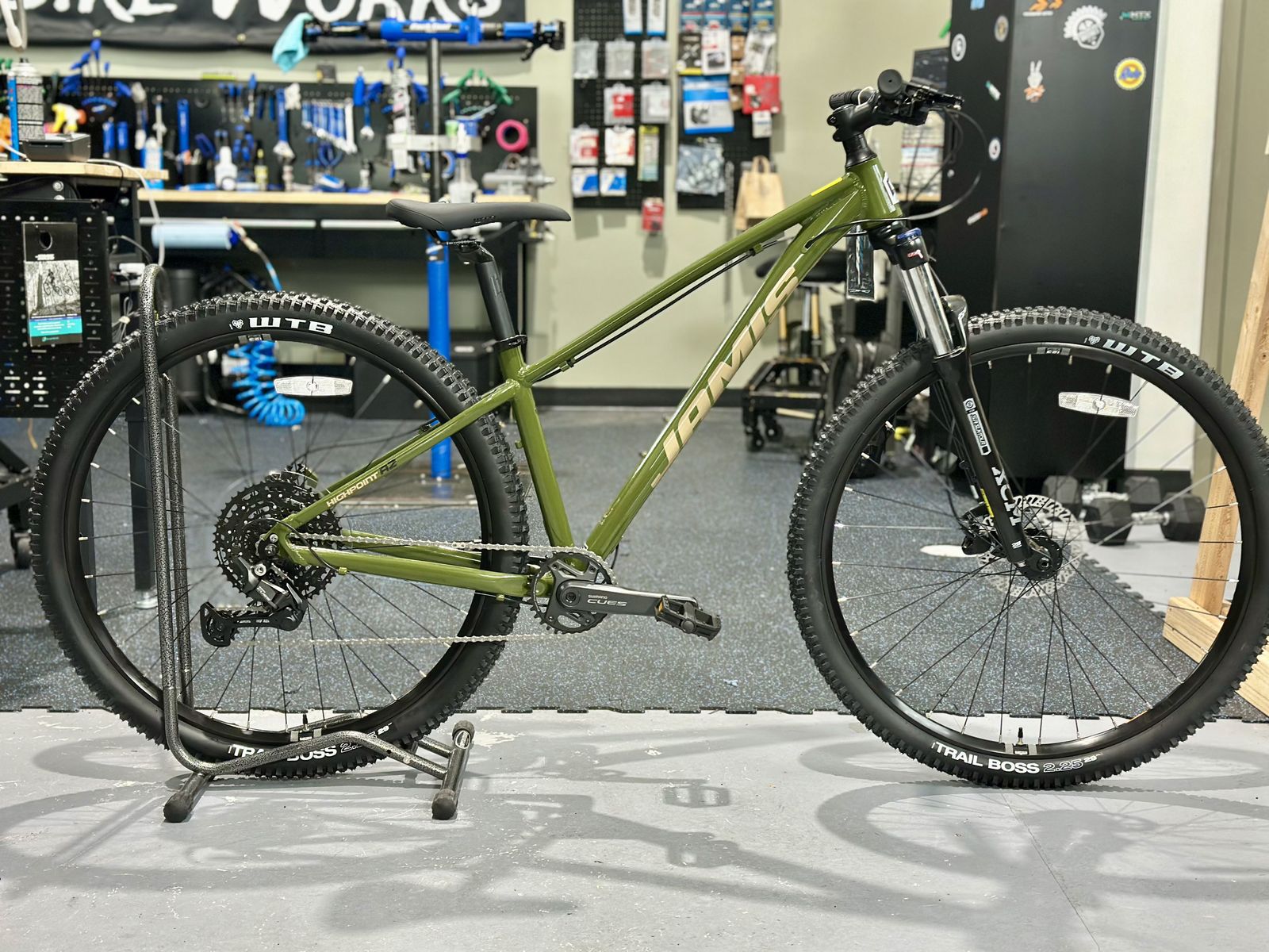 Jamis Highpoint A2 | Size Large | Commando Color