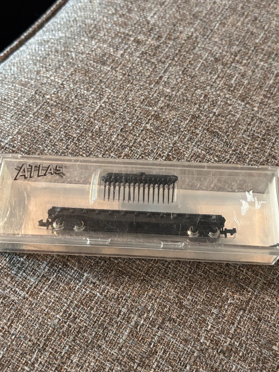Atlas flat car with stakes number 3800 n scale