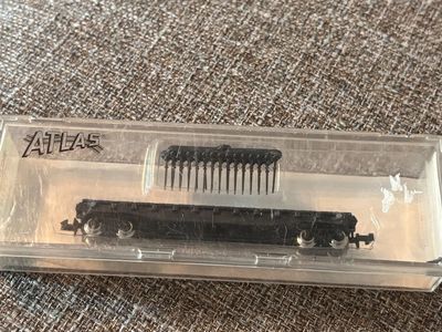 Atlas flat car with stakes number 3800 n scale
