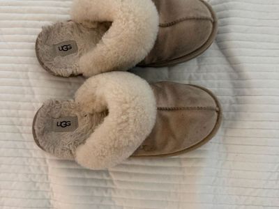 Slipper Uggs size 6