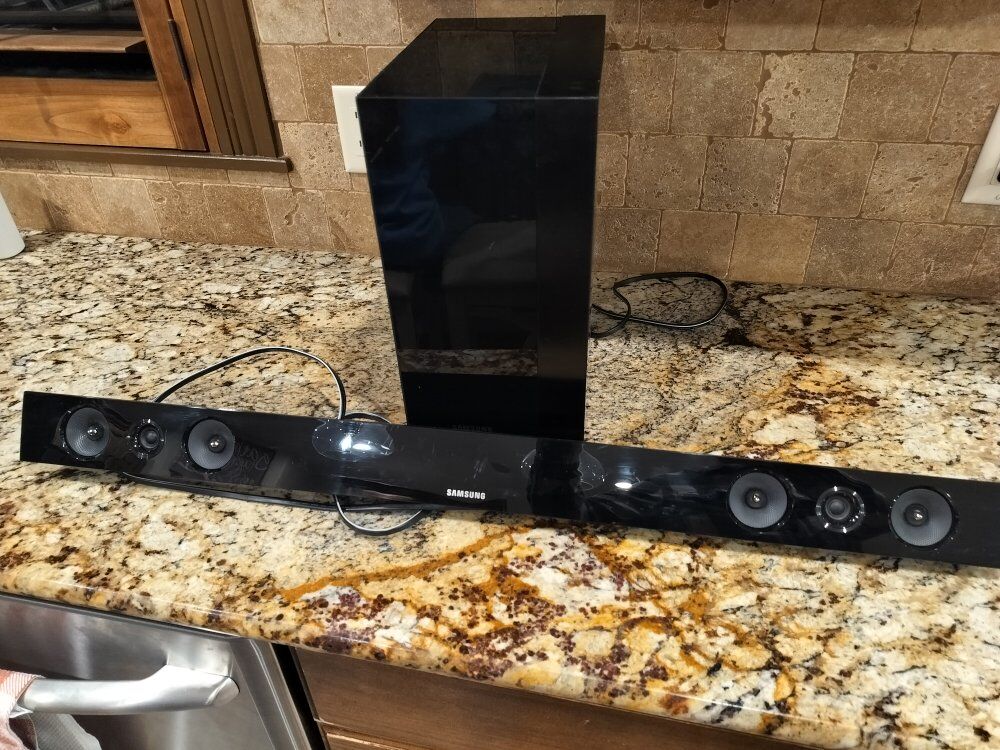 Samsung sound bar w/ subwoofer