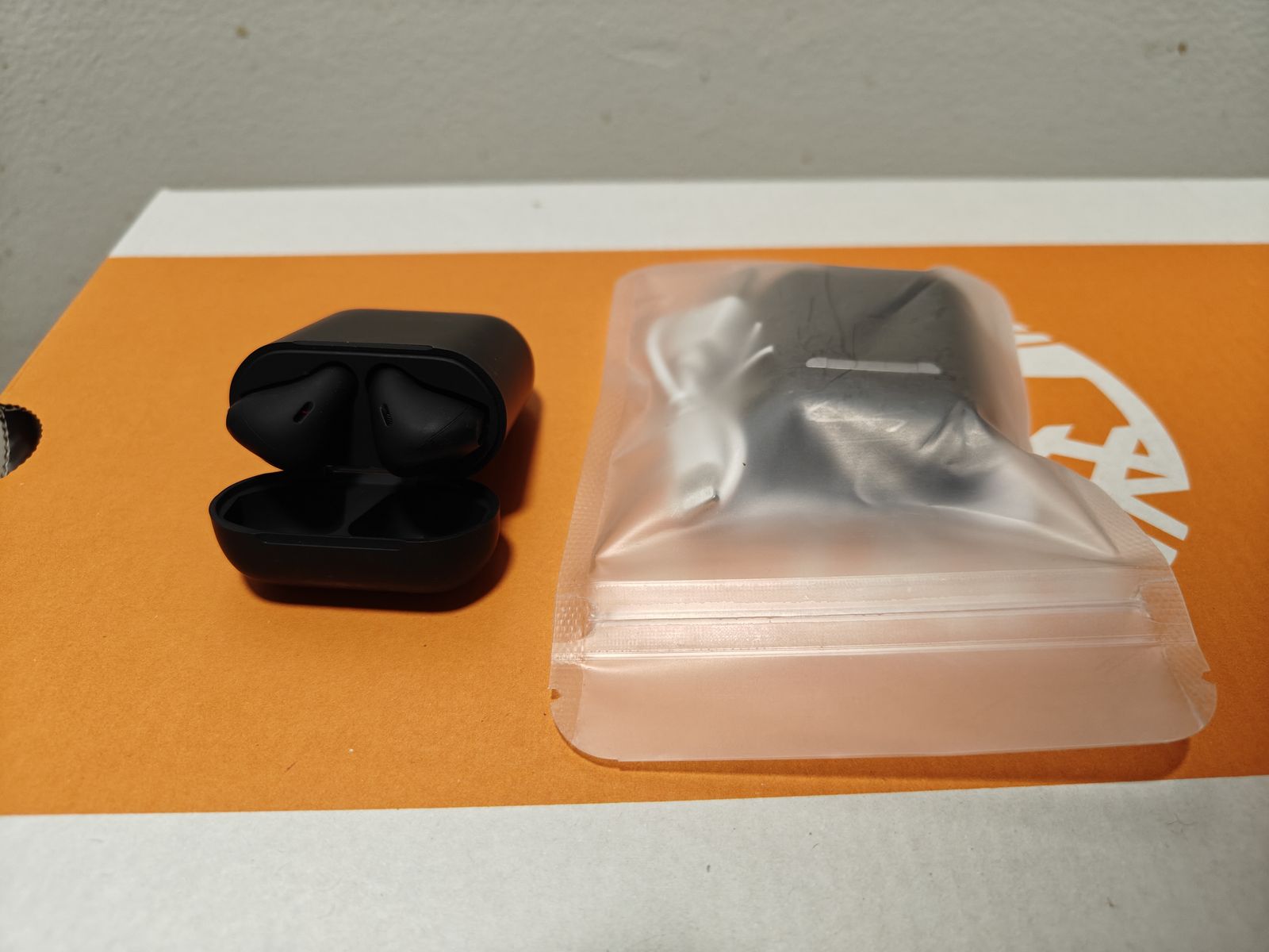 Bluetooth earphones with noise cancellation