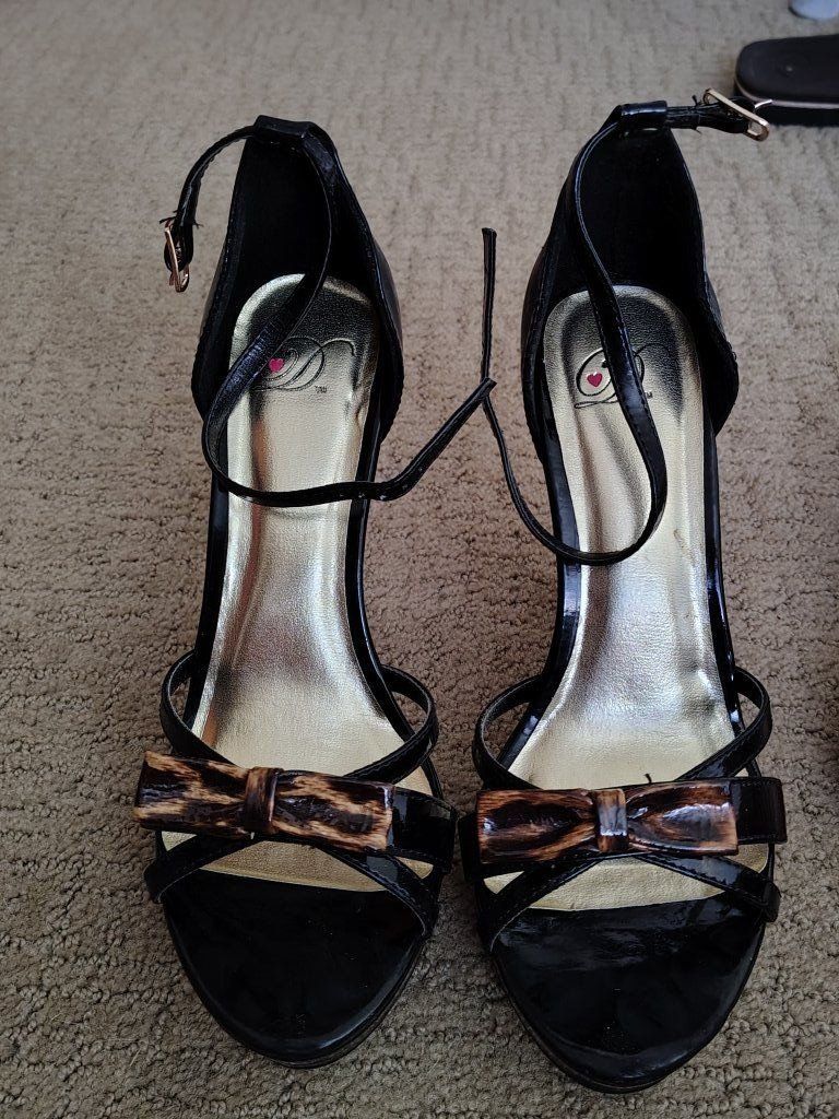 black stilettos New in box size 8m