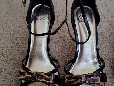 black stilettos New in box size 8m