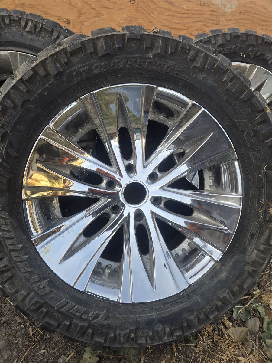 Set of 4 fancy chrome rims 20" and tires
